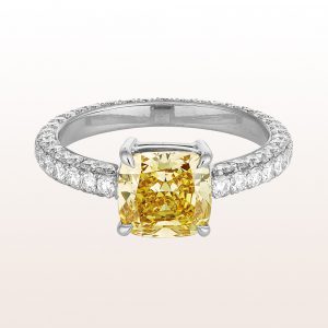 Ring mit Cushion cut Diamant fancy deep yellow 2,35ct und Brillanten 1,43ct in 18kt Weißgold