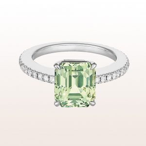 Ring with green sappire 5,67ct and brilliant cut diamonds 0,54ct in 18kt white gold