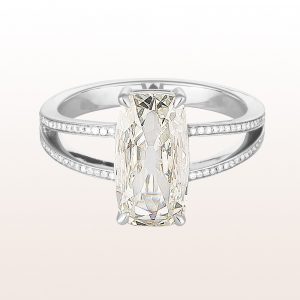 Ring with cushion cut diamonds 2,03ct and brilliant cut diamonds 0,30ct in 18kt white gold