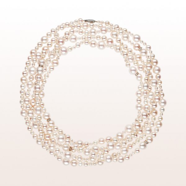 Necklace with akoya pearls, brilliant cut diamonds and an 18kt white gold brilliant clasp