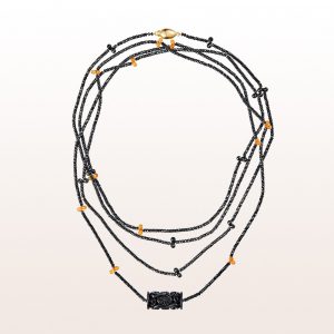 Collier mit geschnitzem Onyx, schwarzem Spinell, Mandaringranat und einer 18kt Gelbgold Steckschließe