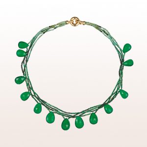 Necklace with emerald, green agate and an 18kt yellow gold clasp