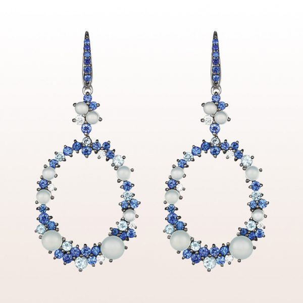 Ohrgehänge mit Chalzedone 2,91ct, Saphire 1,94ct, Aquamarine 0,65ct und Diamanten 0,21ct in 18kt Weißgold