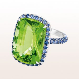 Ring with peridot 19,22ct and sapphire 2,48 in 18kt white gold